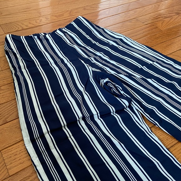 NWT High-waisted cropped pants💙 - Picture 2 of 3